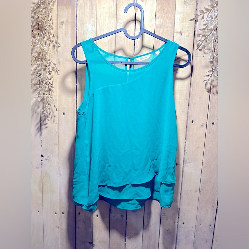 Green Reitmans tank top.